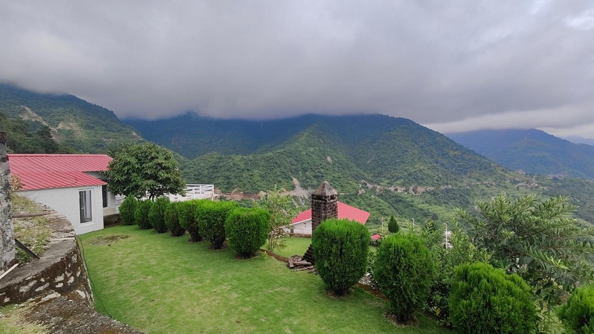 The Bohemian Casa Dehradun Hotell Exteriör bild